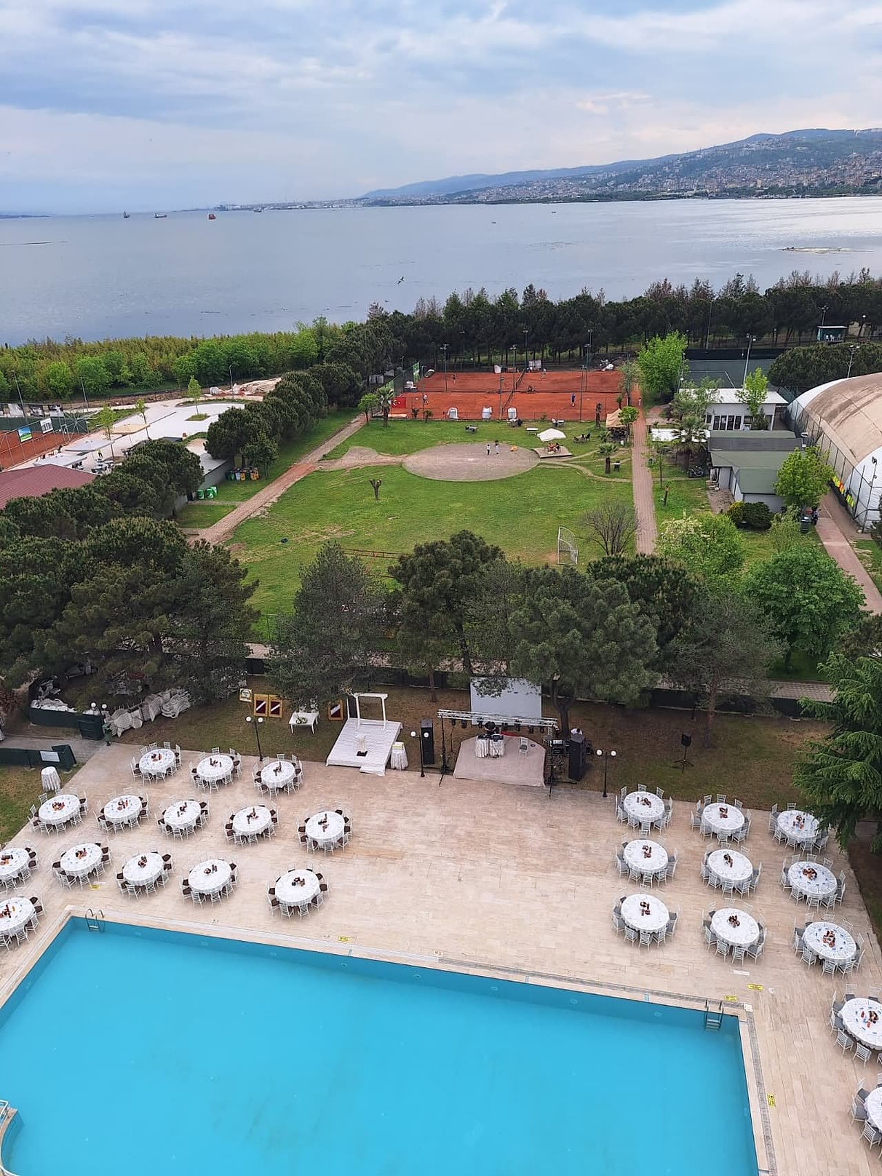 Körfez manzaralı havuz alanı (drone)