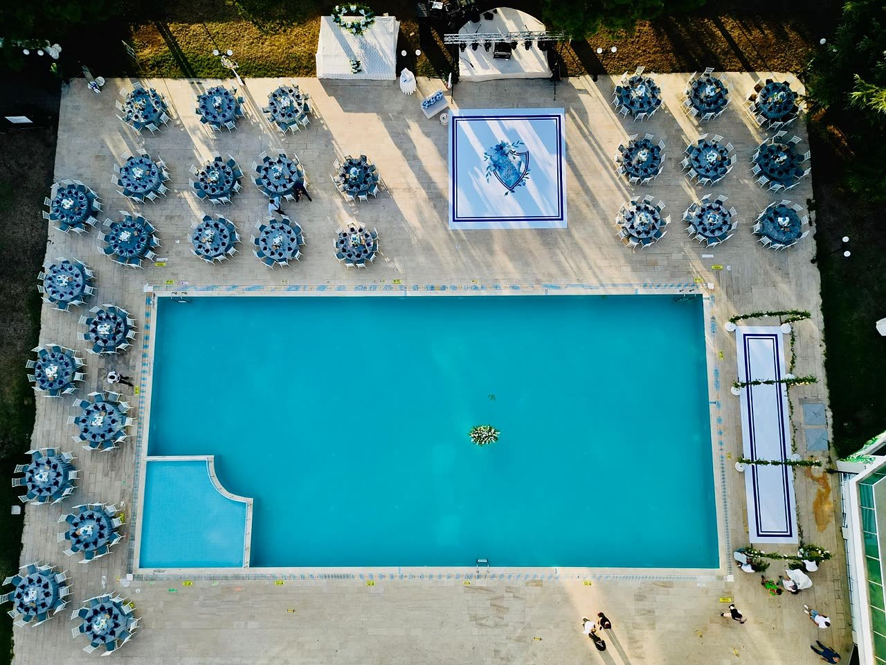Emex Hotel havuzbaşı düğün, havuzu saran masa düzeni ve sahne (drone)