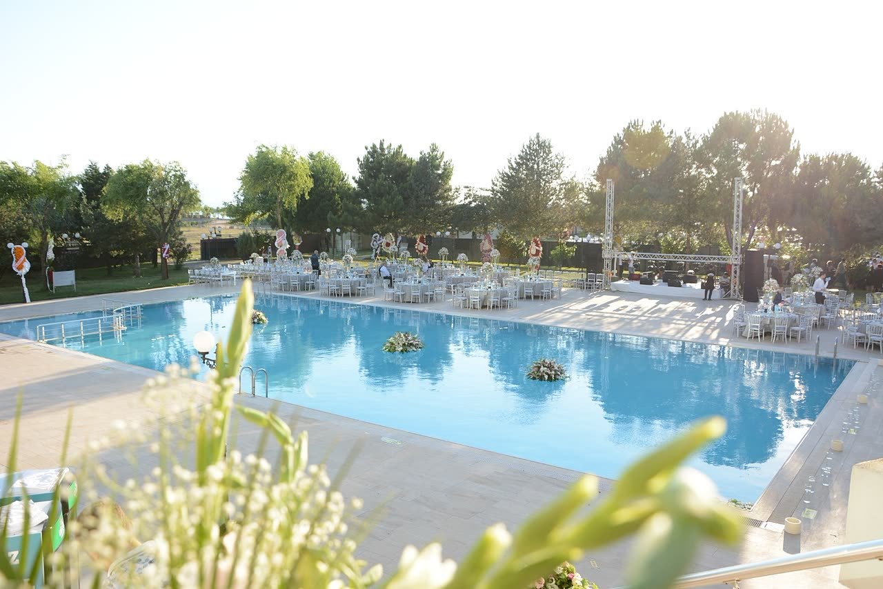 Emex Hotel havuzbaşı etkinlik alanı