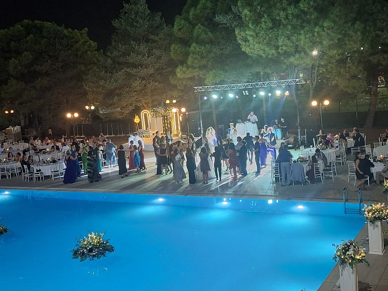 Gece düğün sahnesi ve davetliler, havuzbaşı