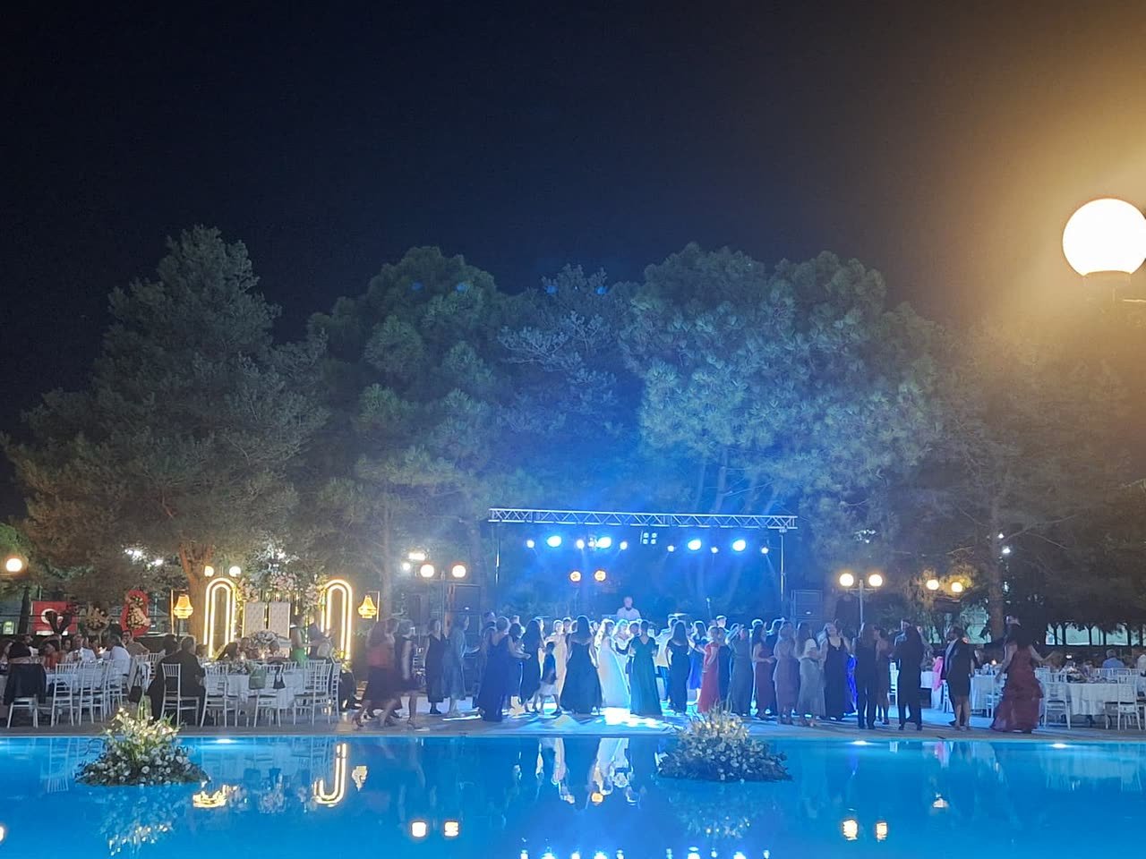 Mavi ışıklı gece sahnesi, havuz yansımasıyla