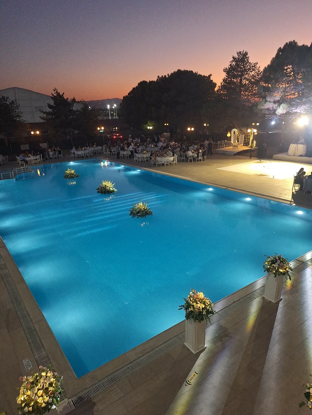 Gece ışıklandırmalı havuz, Emexotel Havuzbaşı