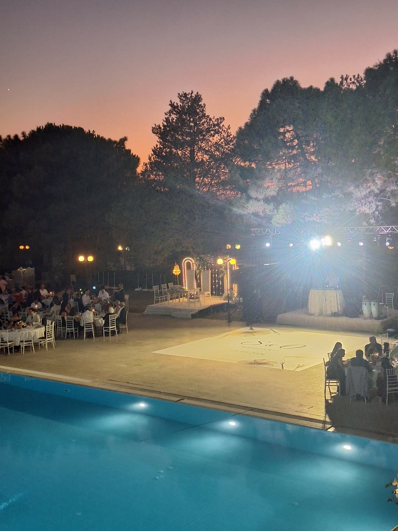 Alacakaranlıkta dans pisti ve davetliler