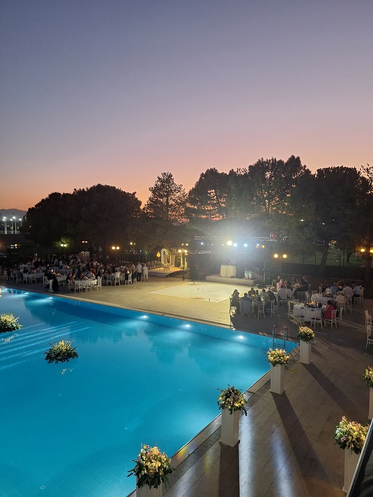 Gece ışıklandırmalı havuz, Emexotel Havuzbaşı