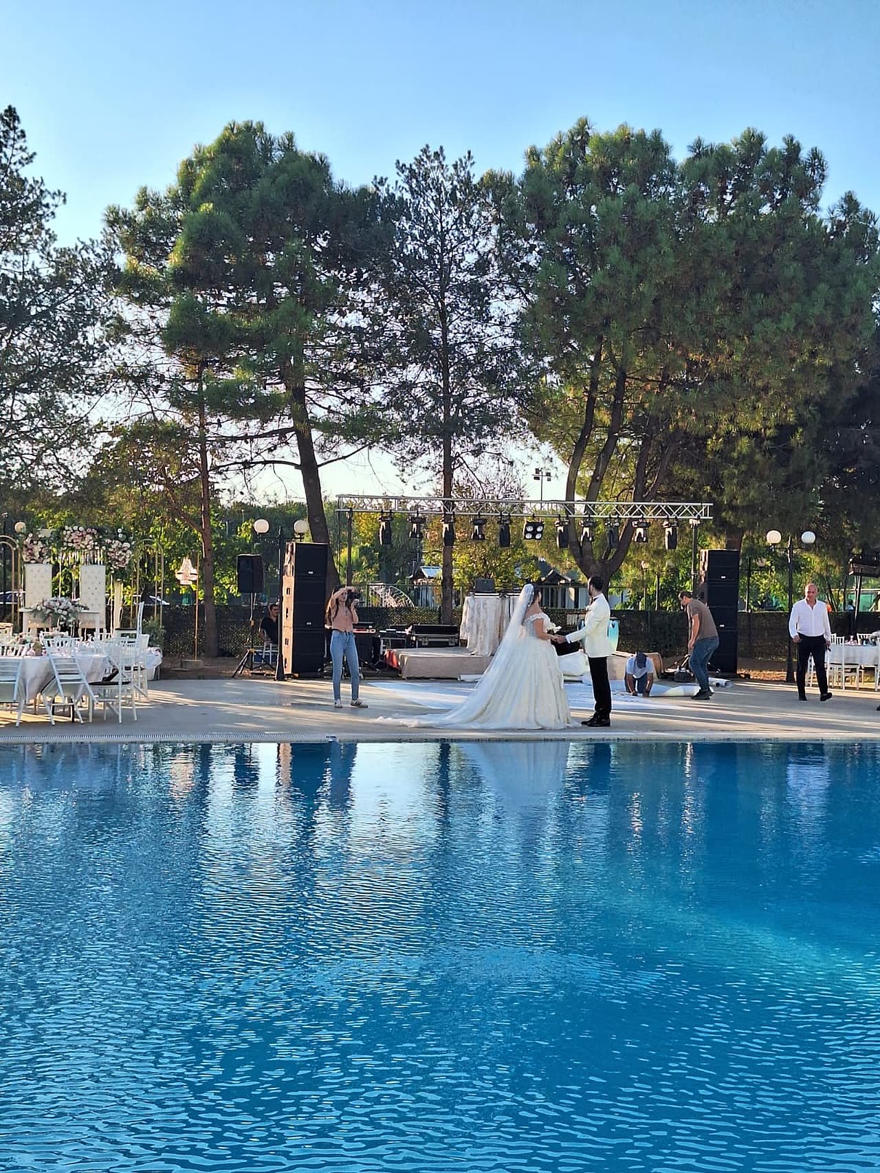 Gelin ve damat havuz kenarında