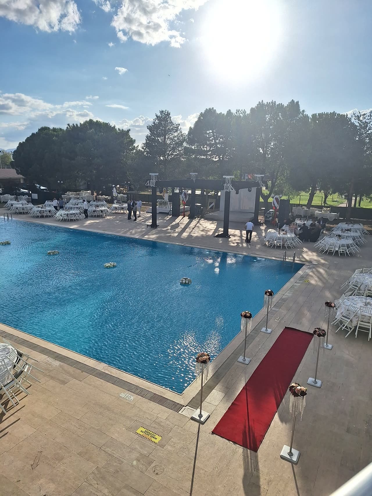 Emex Hotel havuzbaşı etkinlik alanı