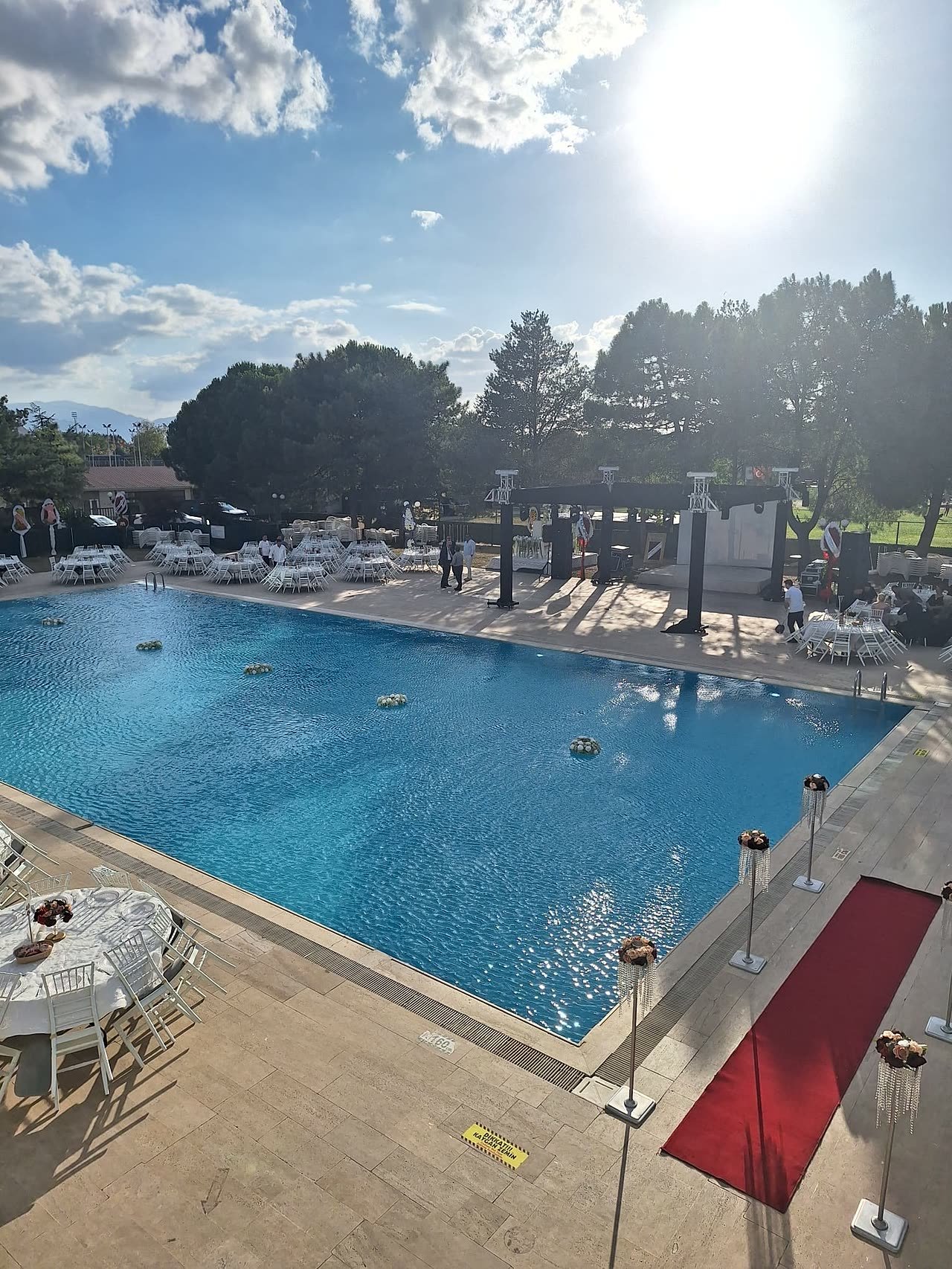 Emex Hotel havuzbaşı etkinlik alanı