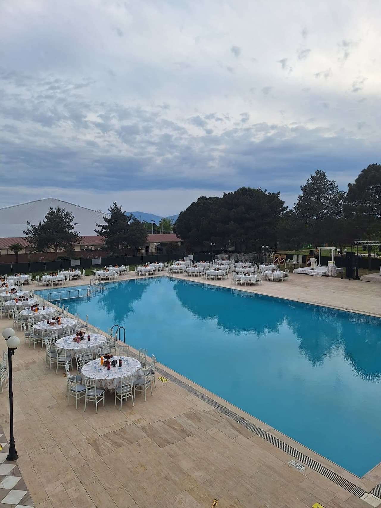 Emex Hotel havuzbaşı etkinlik alanı