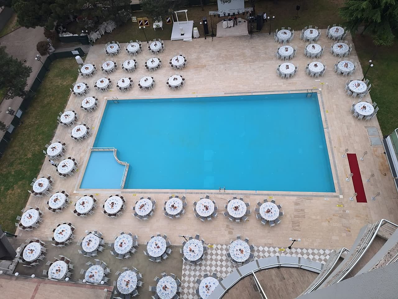 Havuzu saran masa düzeni (drone), Emex Hotel