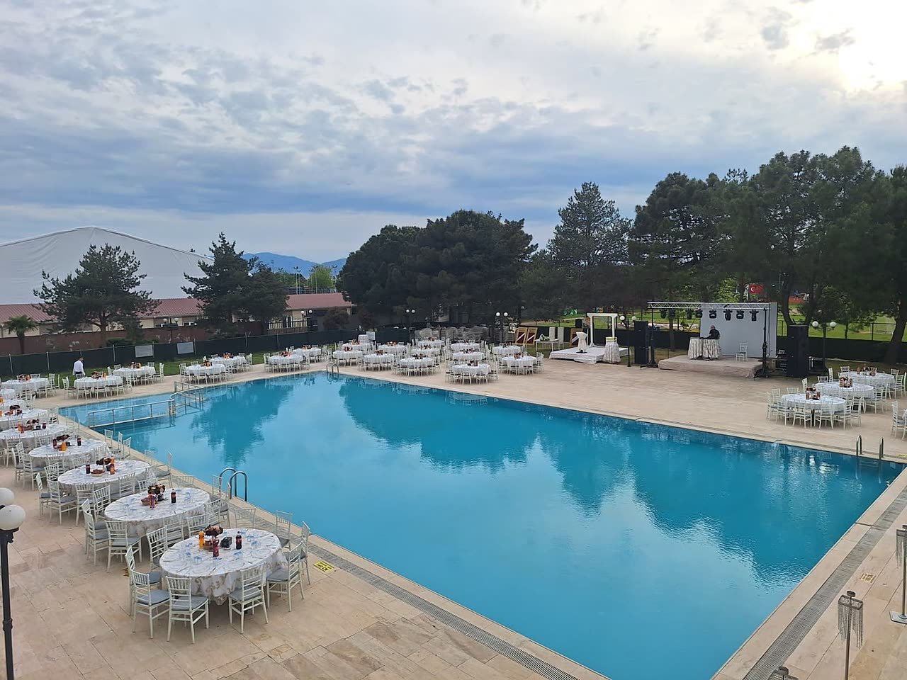Emex Hotel havuzbaşı etkinlik alanı