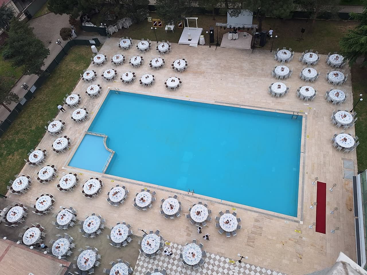 Havuzu saran masa düzeni (drone), Emex Hotel