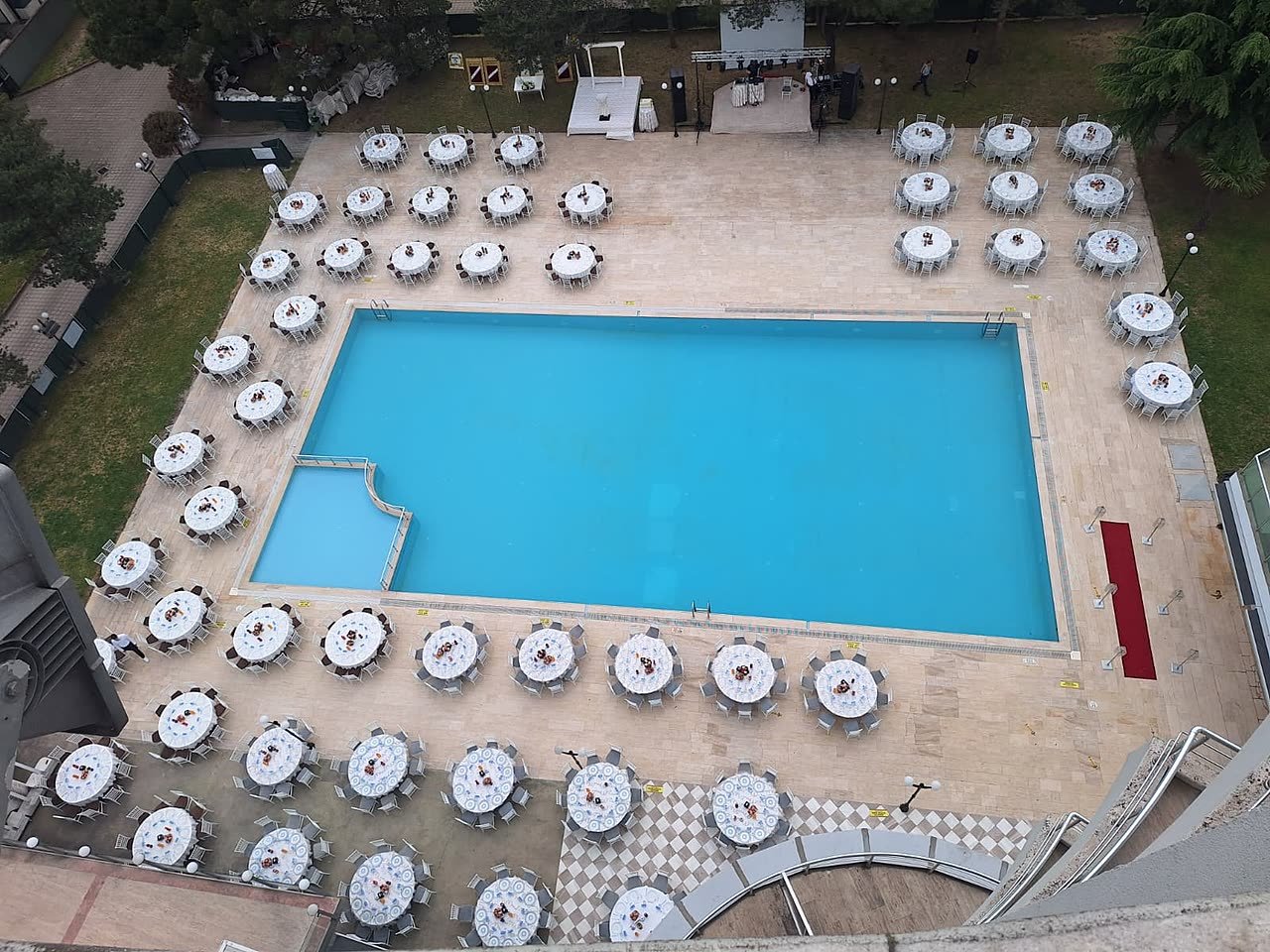 Havuzu saran masa düzeni (drone), Emex Hotel