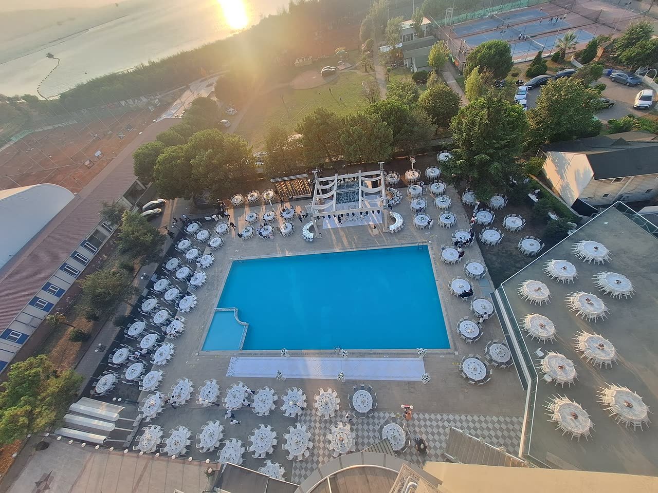 Havuzu saran masa düzeni (drone), Emex Hotel
