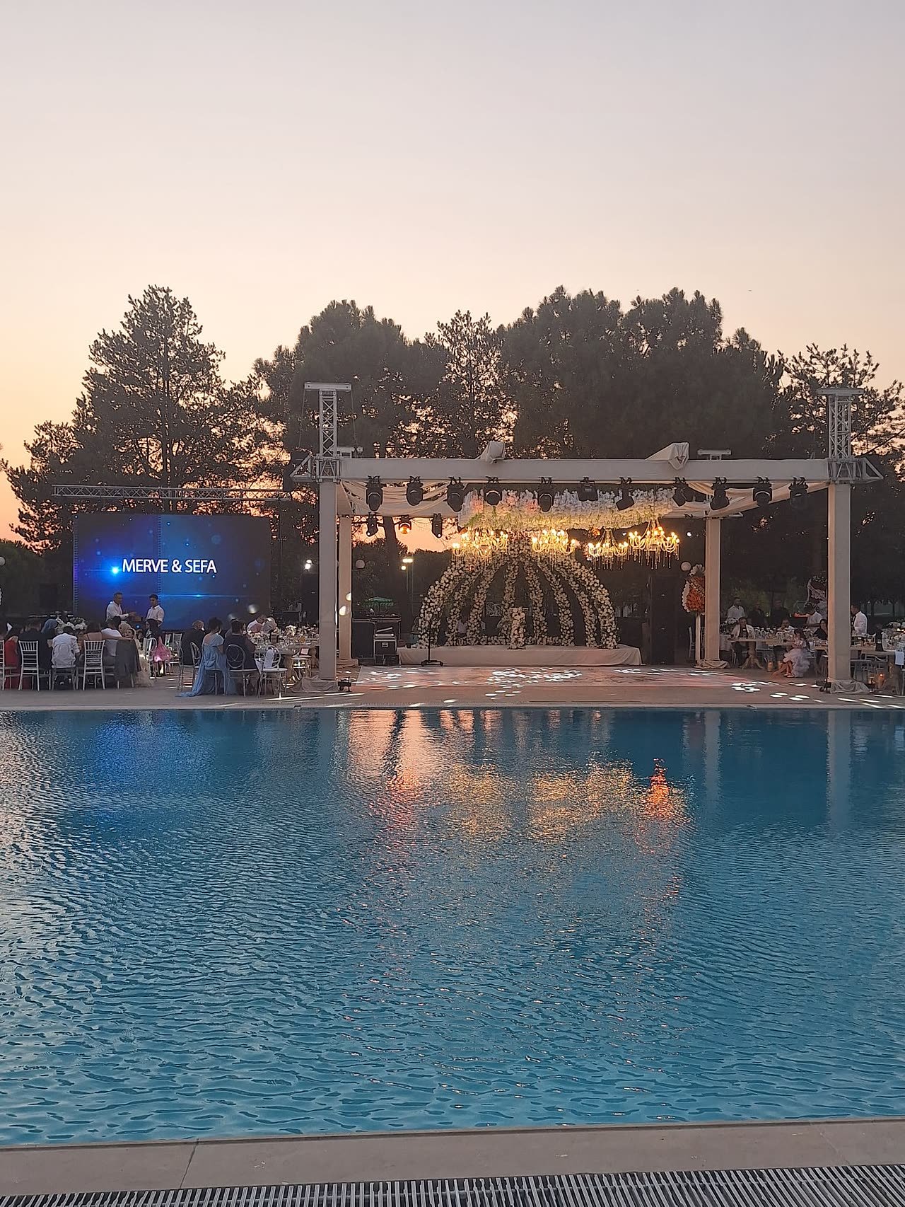 Akşam saatlerinde havuzbaşı sahne, Emex Hotel