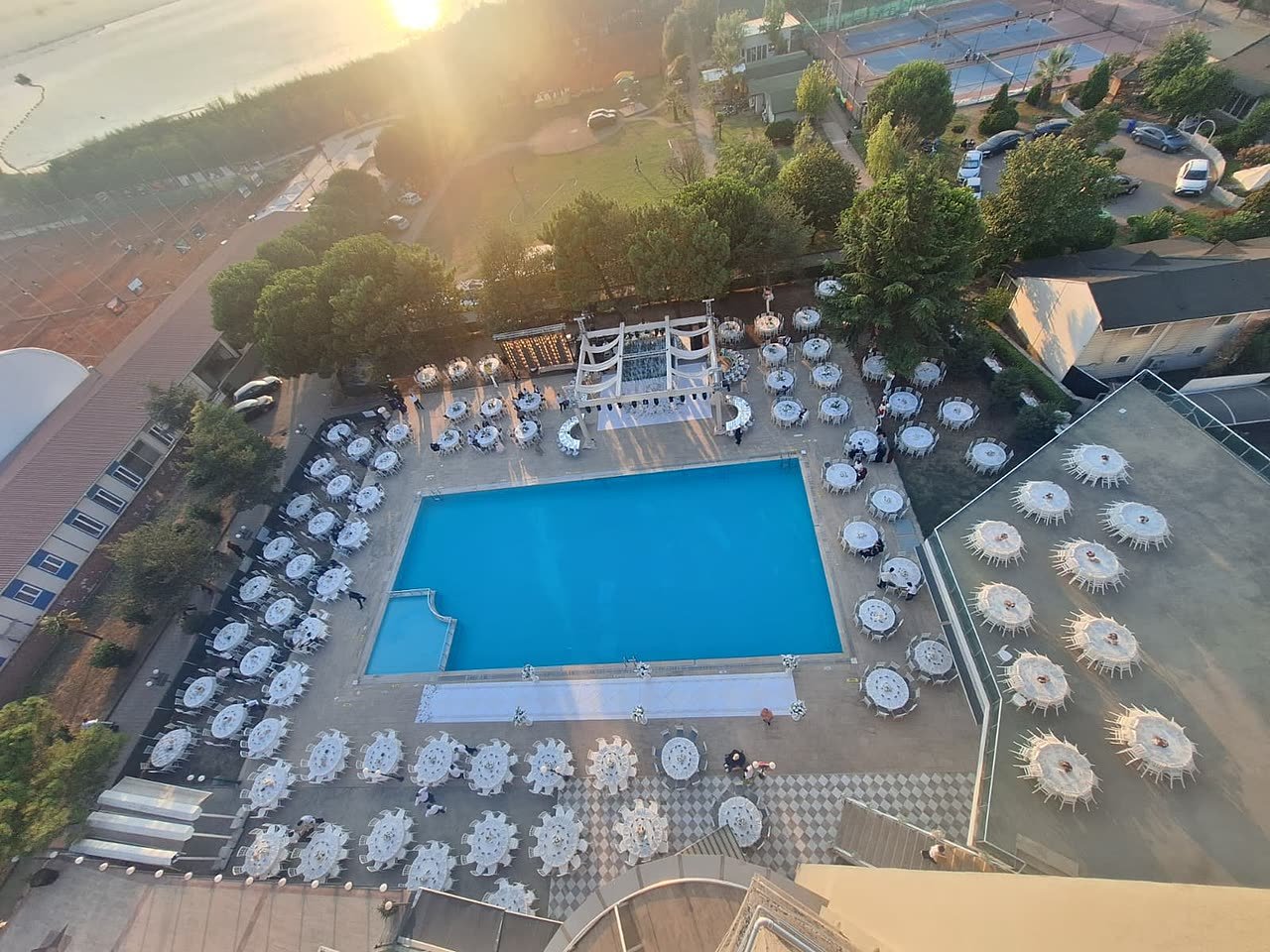 Havuzu saran masa düzeni (drone), Emex Hotel