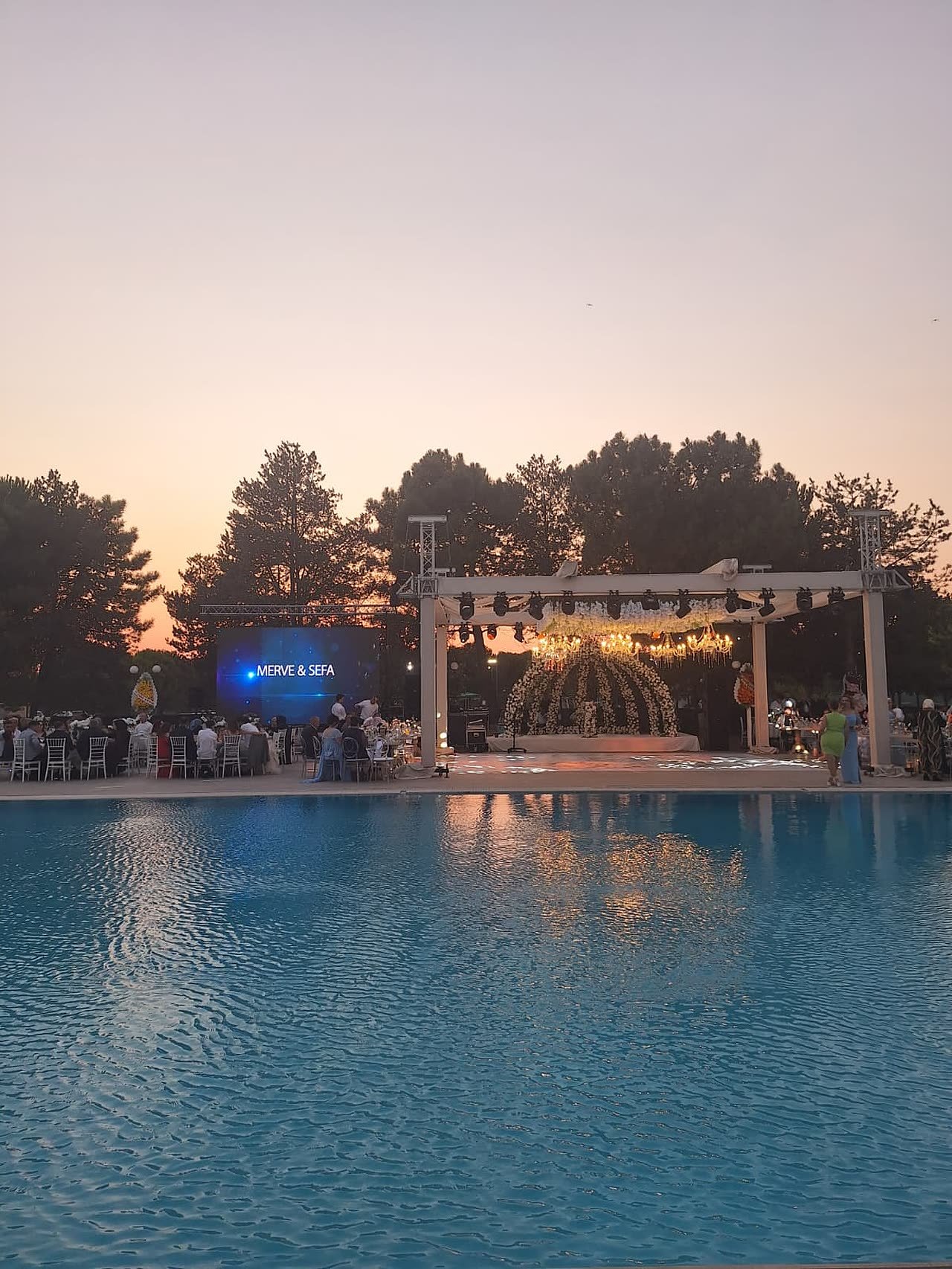 Akşam saatlerinde havuzbaşı sahne, Emex Hotel