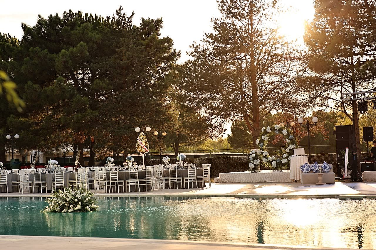 Gün batımında havuzbaşı nikah alanı