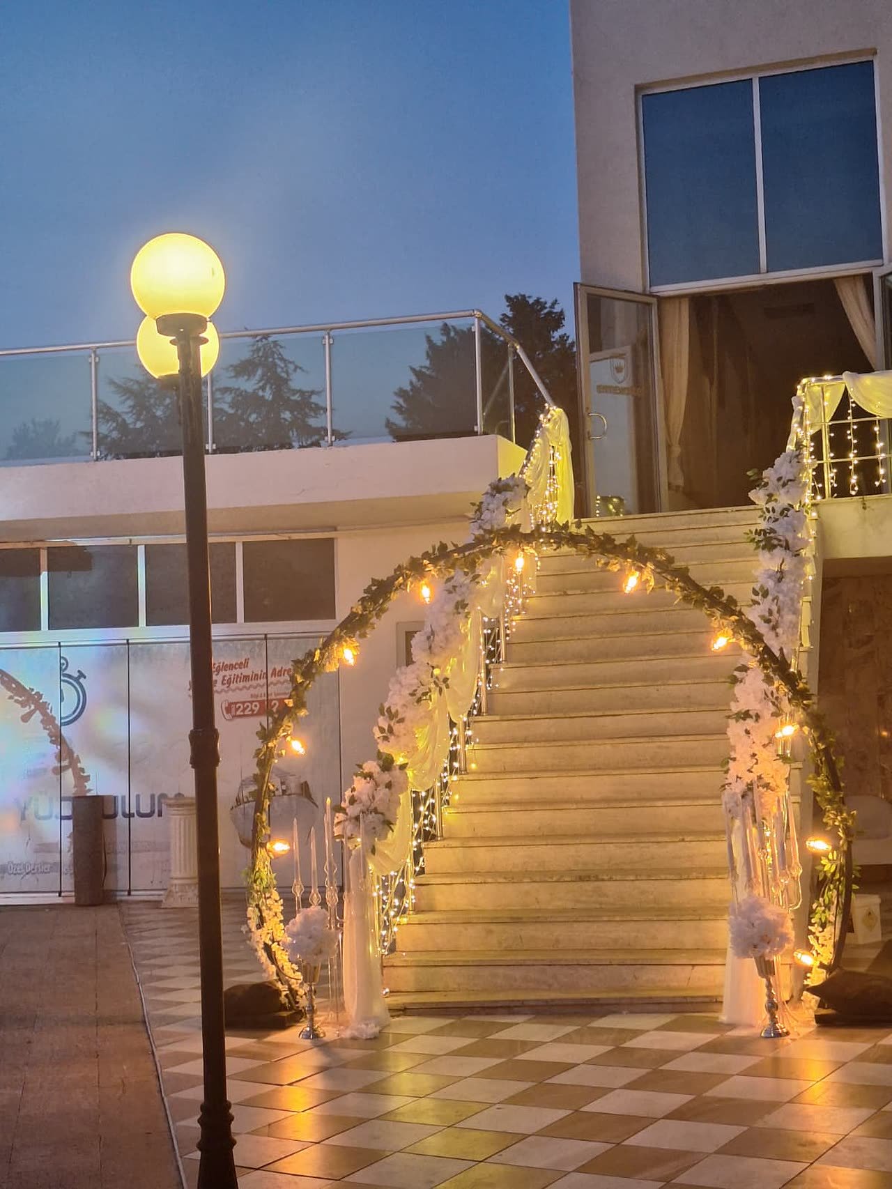 Gece ışıklandırılmış giriş merdiveni