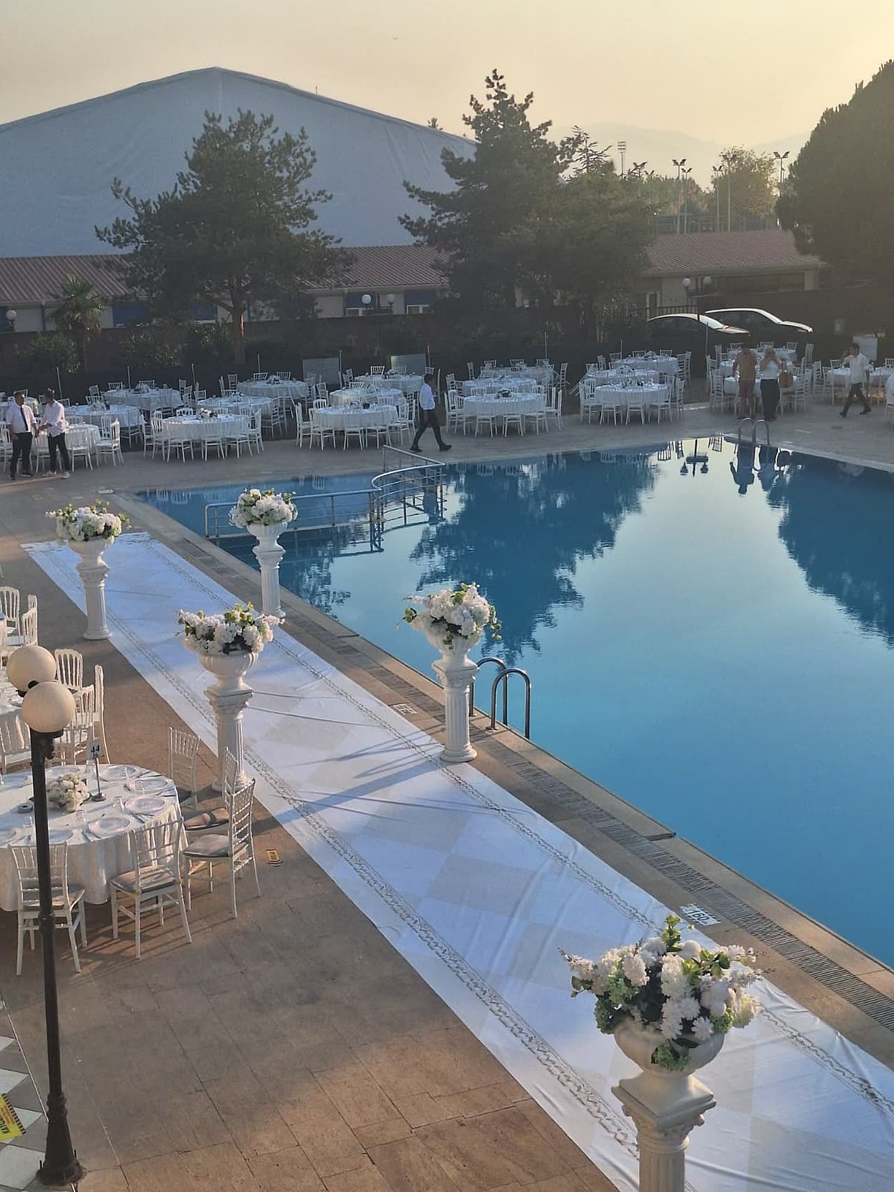 Emex Hotel havuzbaşında çiçekli beyaz nikah yolu